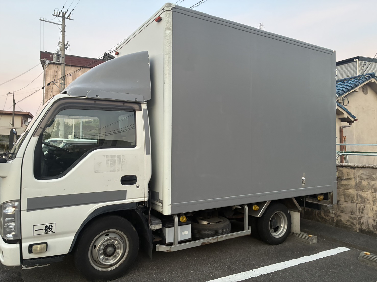 トラックを左側面から撮影した様子。グレーの箱型荷台の大きさがわかる